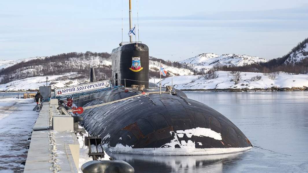 Атомная подводная лодка проекта «Борей» К-535 «Юрий Долгорукий» на причале в Гаджиево