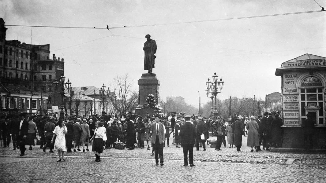 Памятник Александру Сергеевичу Пушкину, установленный на Страстной площади (ныне Пушкинская) в честь празднования 81-ой годовщины со дня рождения поэта