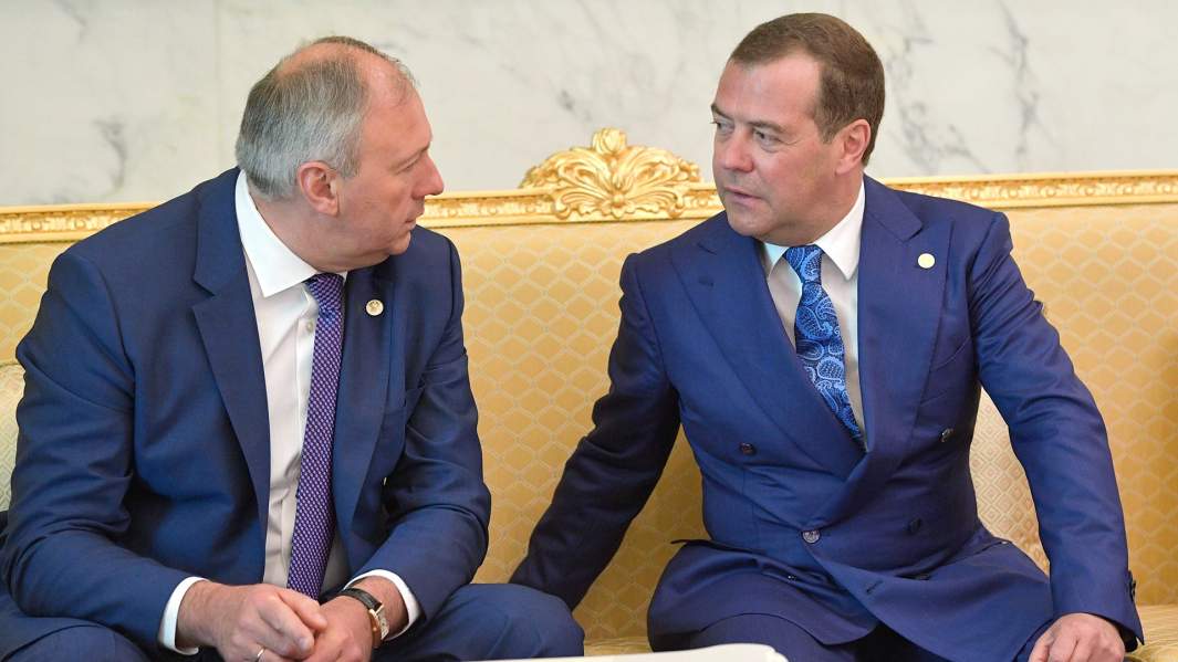 Председатель правительства РФ Дмитрий Медведев и премьер-министр Белоруссии Сергей Румас (слева) во время церемонии встречи глав делегаций, принимающих участие в заседании Совета глав правительств Содружества Независимых Государств. 31 мая 2019 года