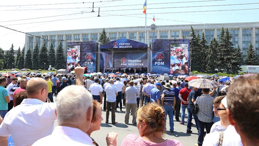Участники митинга сторонников Демократической партии Молдавии у здания правительства Молдавии в Кишеневе