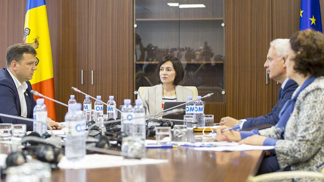 Первое заседание правительства Молдавии под руководством премьер-министра Молдавии Майи Санду (в центре)