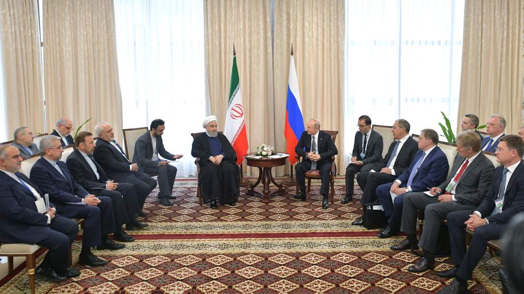 Президент РФ Владимир Путин и президент Исламской Республики Иран Хасан Рухани (в центре слева) во время встречи на полях саммита ШОС в Бишкеке