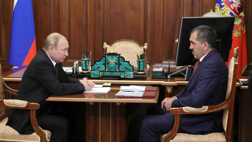 Президент РФ Владимир Путин и Юнус-Бек Евкуров (справа) во время встречи 26 июня 2019 года