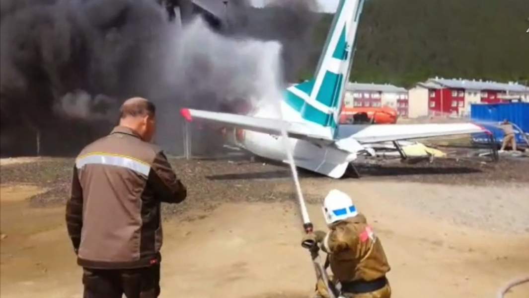 Сотрудники противопожарной службы на месте аварийной посадки самолёта Ан-24 в Нижнеангарске