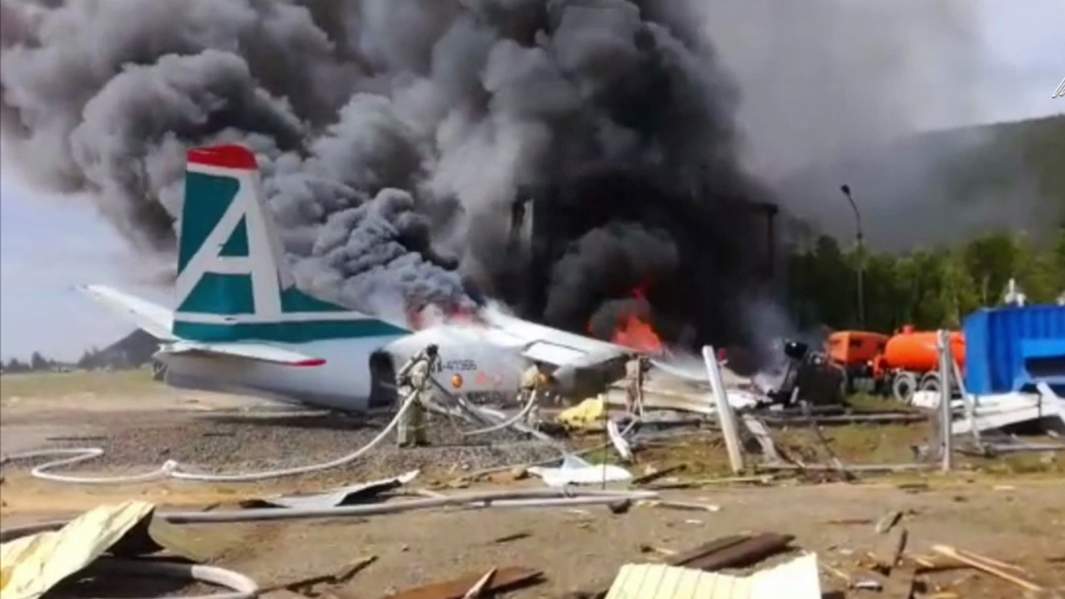 Сотрудники противопожарной службы тушат пожар 