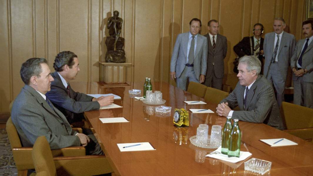 Член политбюро ЦК КПСС, министр иностранных дел СССР Андрей Андреевич Громыко (слева) и американский общественный деятель, бывший государственный секретарь США Сайрус Вэнс во время переговоров