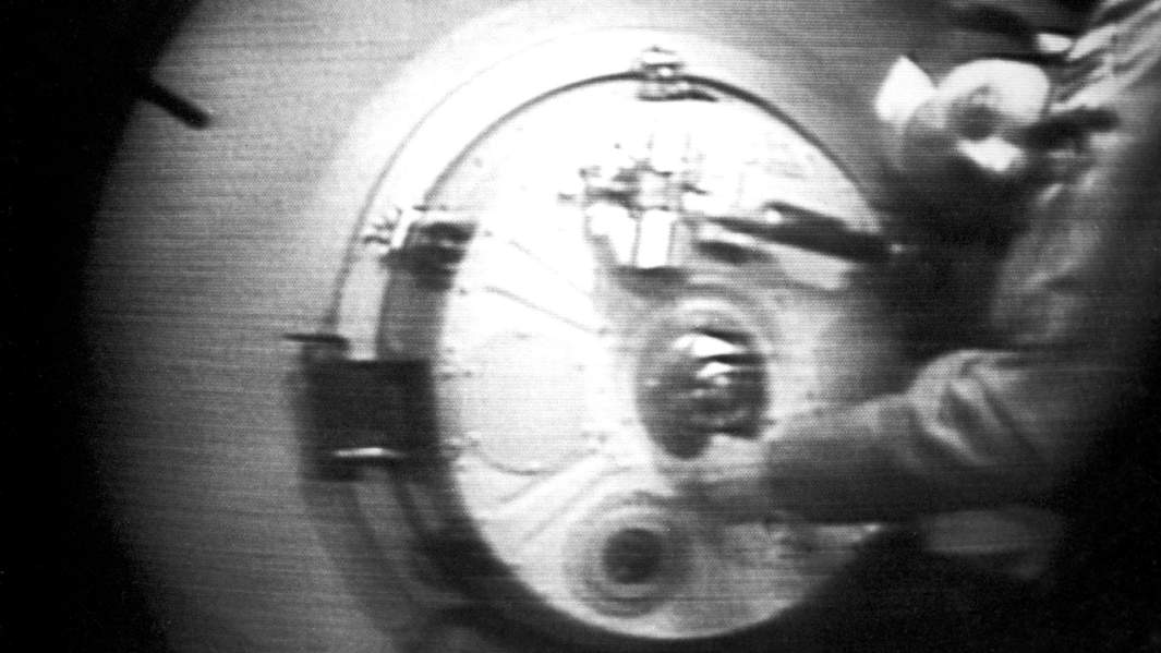 В космическом корабле «Аполлон» после стыковки с кораблем «Союз-19». Снимок с экрана монитора