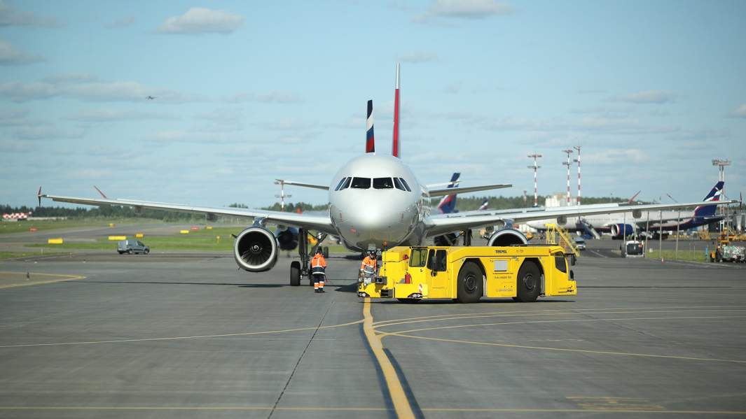 Самолеты во время руления в аэропорту