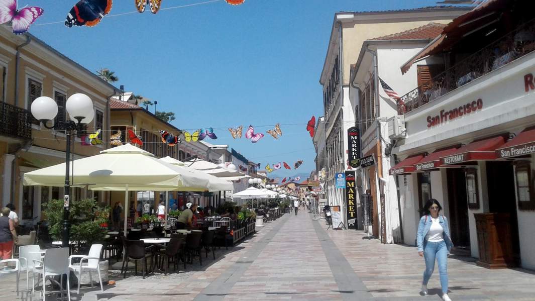 Улица албанского городка