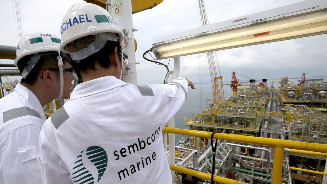 Нефтяной танкер в порту Сингапура