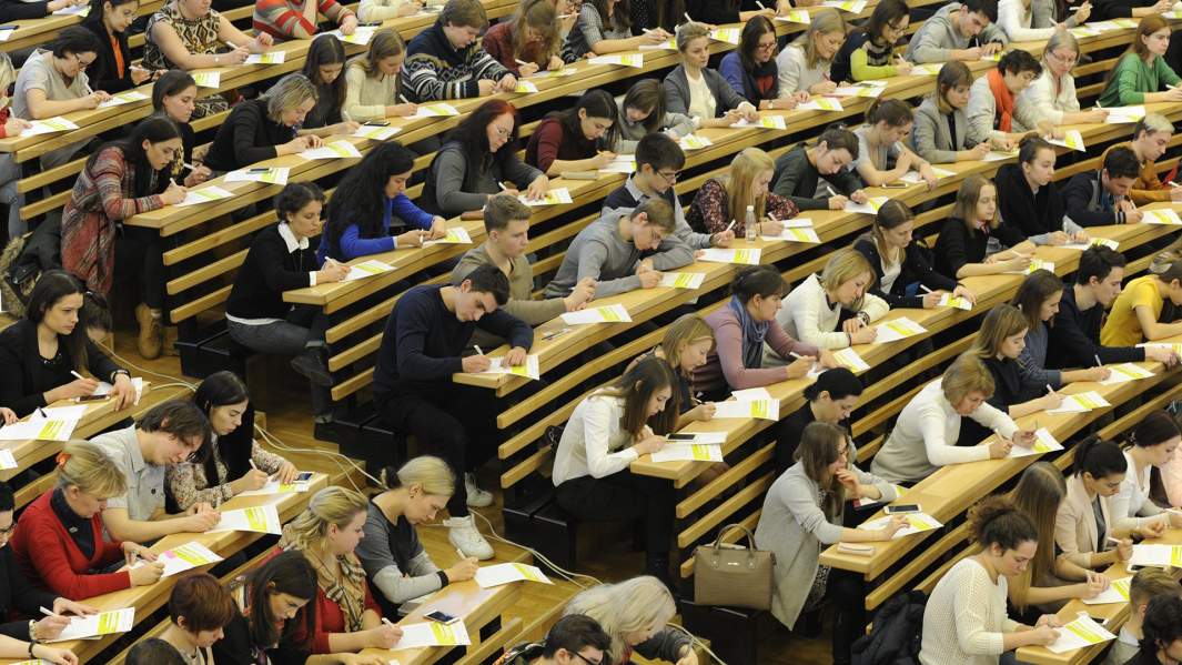 студенты в аудитории 