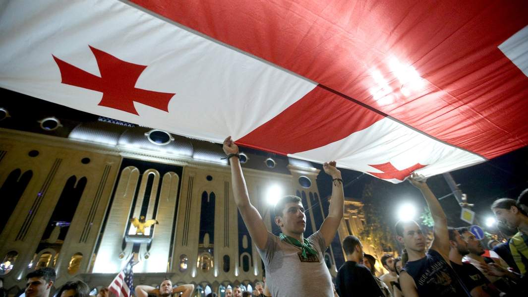 Участники акции протеста у здания парламента Грузии в Тбилиси