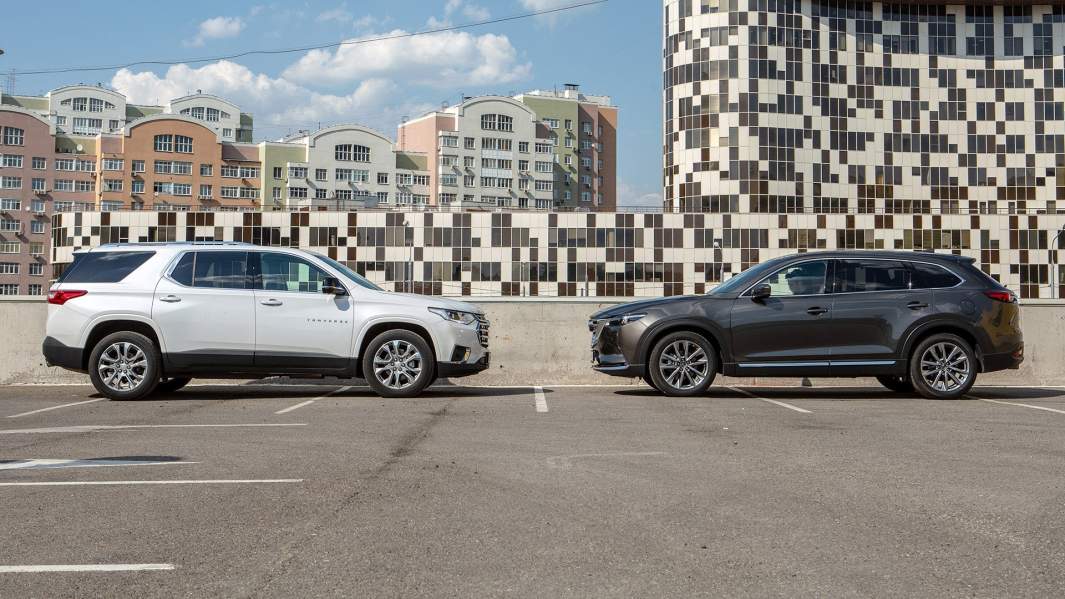 Габариты Chevrolet Traverse: 5189×1996×1799 мм. Колесная база: 3071 мм. Mazda CX-9 компактнее: 5075×1969×1747. Колесная база: 2930 мм