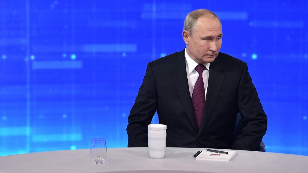 Владимир Путин отвечает на вопросы россиян во время ежегодной специальной программы "Прямая линия с Владимиром Путиным"