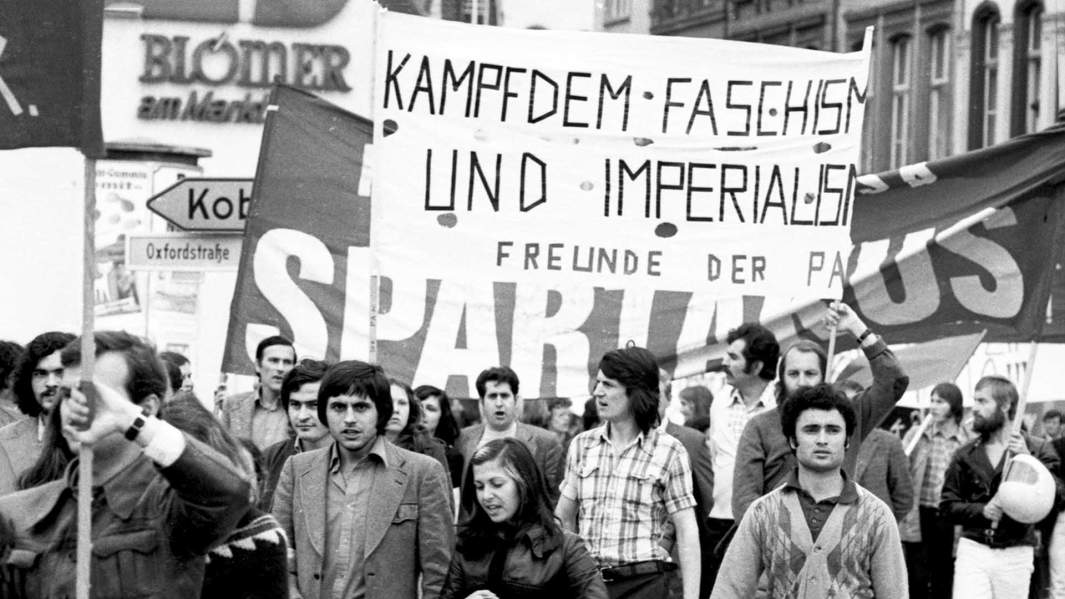 Студенты Ассоциации немецких студенческих сообществ на демонстрации 19 июля 1974 года в Бонне против оккупации севера средиземноморского острова Кипр турецкими вооруженными силами