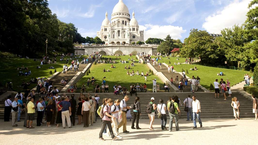 Туристы рядом с  Базиликой Сакре-Кер, Монмартр, Париж