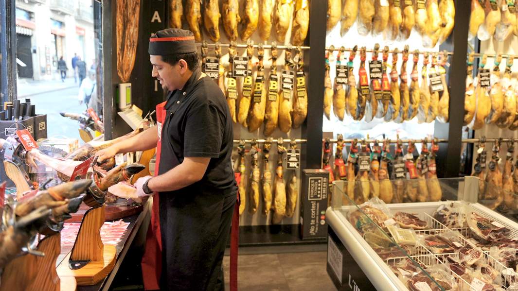 Продажа хамона в одном из магазинов в Барселоне, Испания