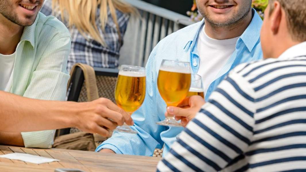 люди туристы пьют алкоголь в ресторане 