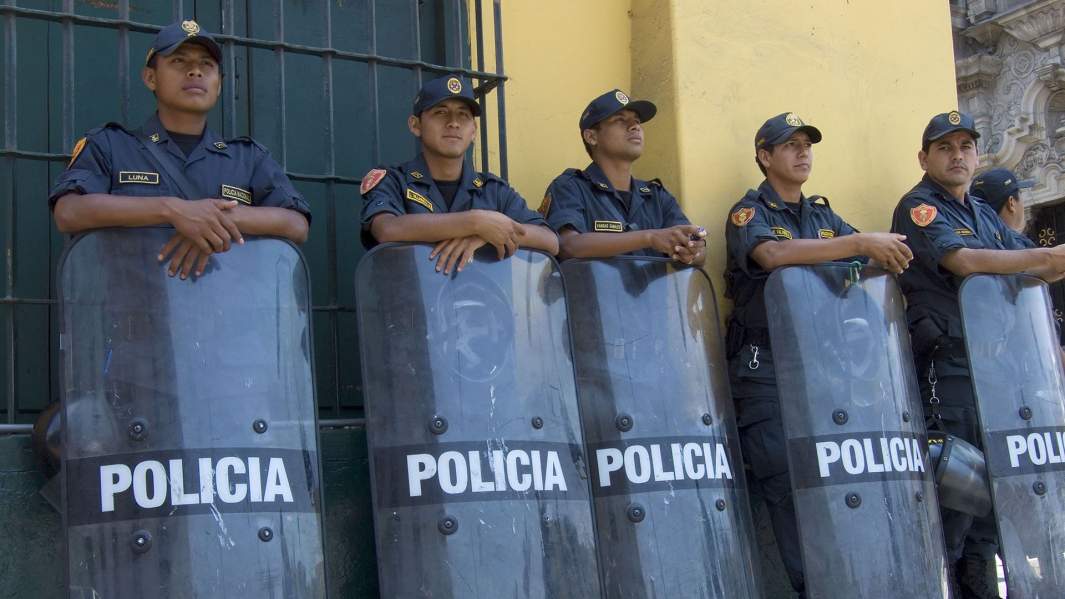 Полицейские в униформе со щитами, Лима