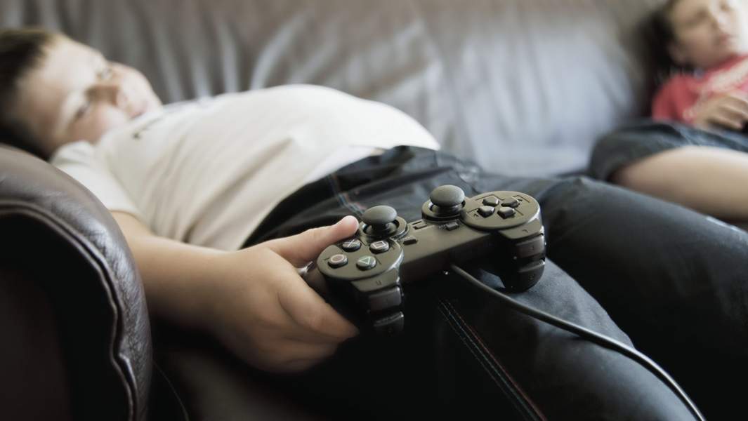 игромания - парень лежит на диване