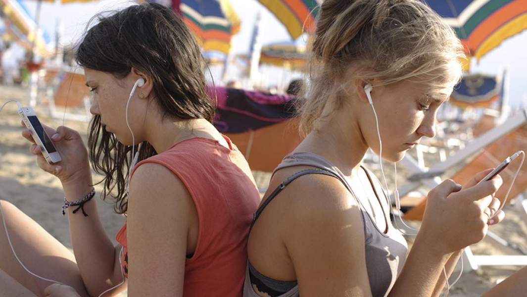 девочки слушают музыку через наушники