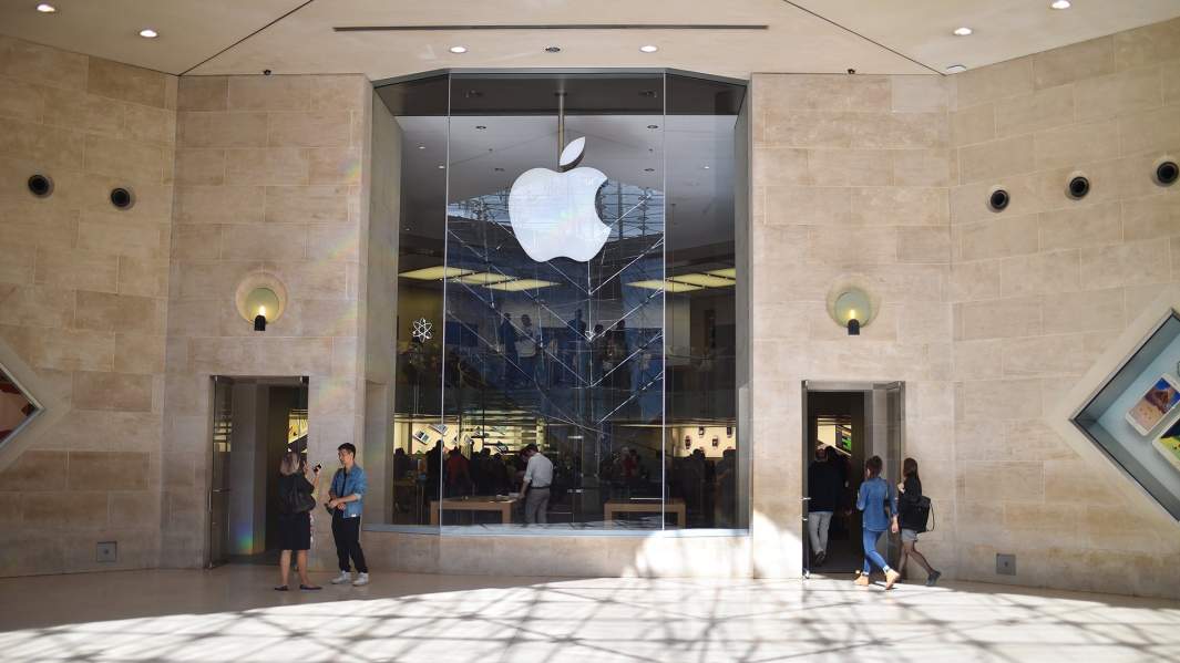 Витрина первого во Франции AppStore, открывшегося в ноябре 2007 года в парижском Лувре