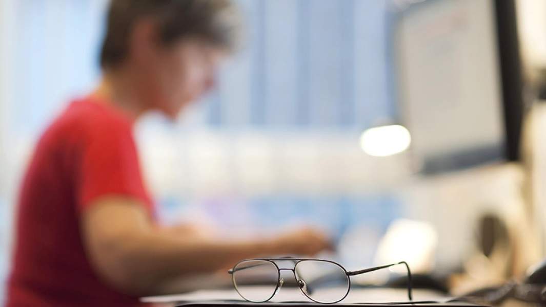 девушка печатает за компьютером сценарий кино