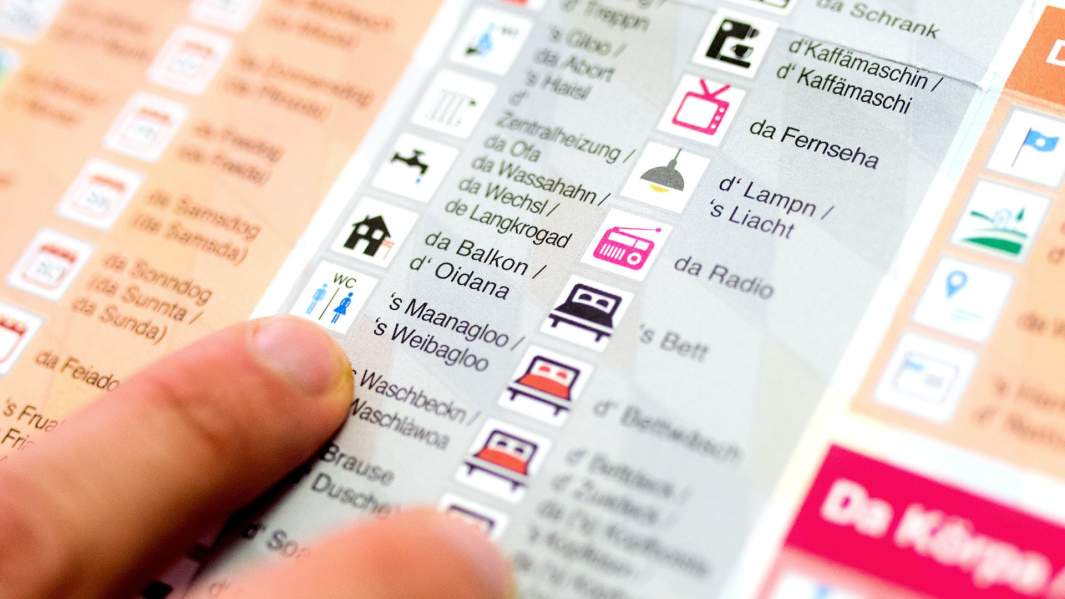  Языковая таблица в качестве помощи для мигрантов, изучающих немецкий язык