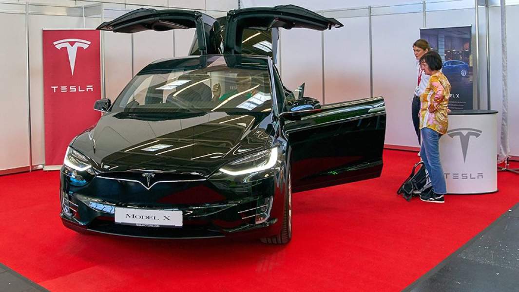 Электромобиль Tesla Model X на автосалоне в Мюнхене