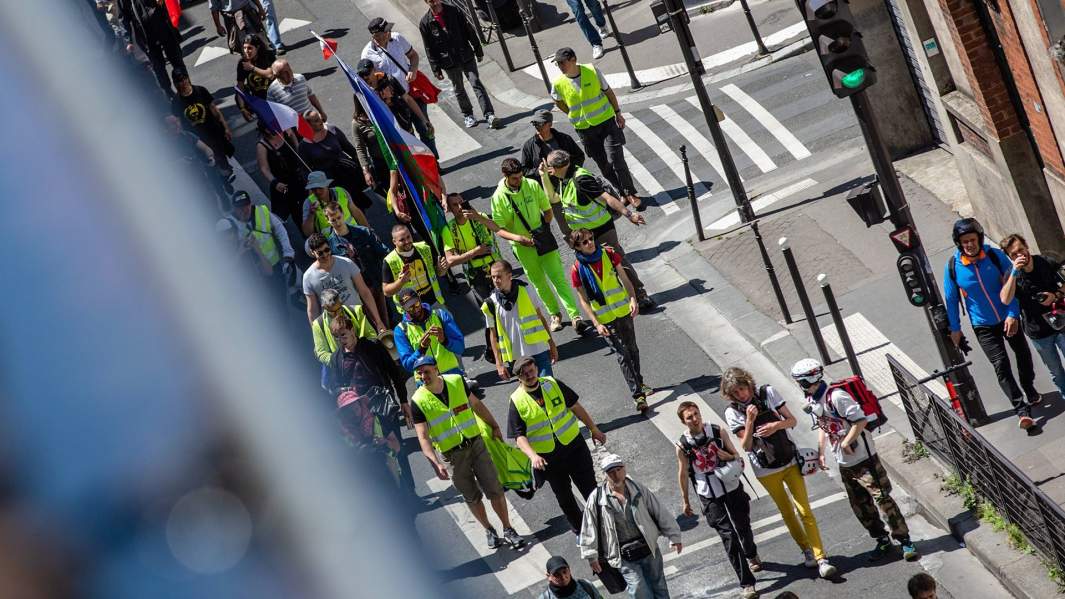 Протест движения «желтых жилетов», продолжающегося с ноября 2018 года, причиной которого послужили установление новых налоговых реформ, повышение цен на топливо и высокая стоимость жизни при низких заработных платах