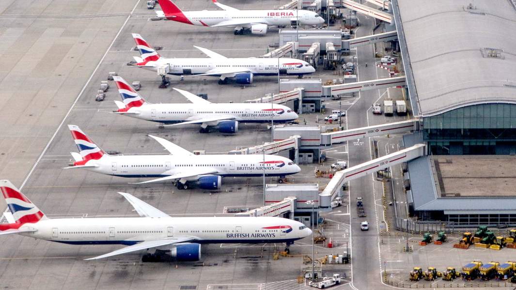 Авиалайнеры British Airlines в аэропорту Хитроу, Великобритания
