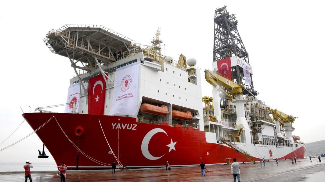 Буровое судно Явуз в порту в провинции Коджаэли, Турция