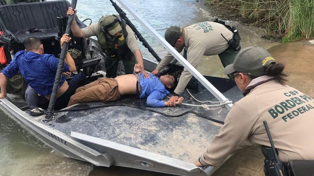 Пограничный патруль оказывает помощь мигранту,