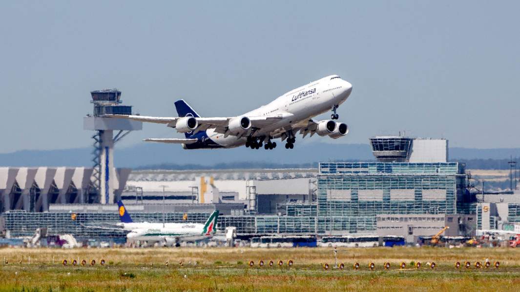 Самолет авиакомпании Lufthansa Boeing 747-830, Аэропорт Франкфурта