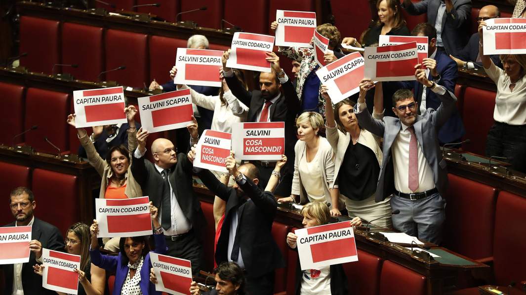 Протест депутатов Демократической партии против вице-премьера и министра внутренних дел Маттео Сальвини 