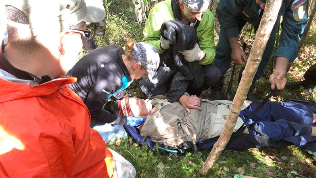 Волонтеры поискового отряда «Лиза Алерт» и сотрудники МЧС оказывают помощь пенсионеру, найденному в лесу