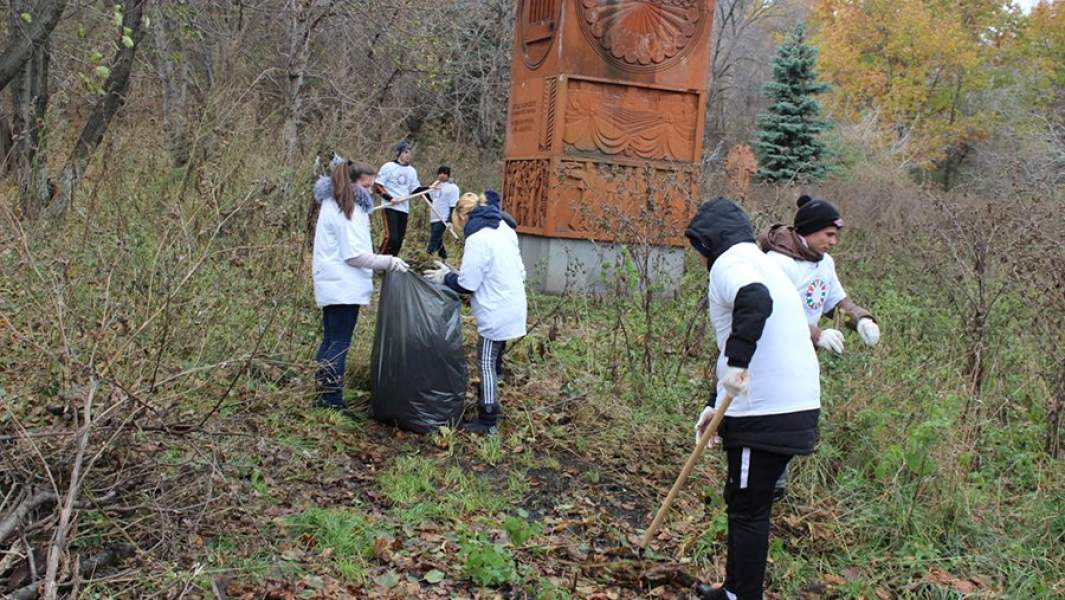 Субботник на территории парка Дружбы народов в Ульяновске