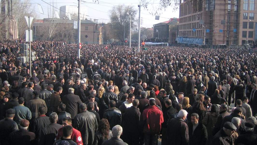 Несогласные с подсчетом голосов в ходе выборов президента Армении. Ереван, 1 марта 2008 года