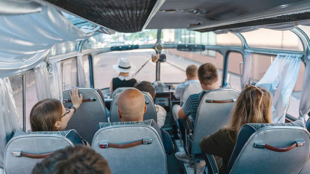 Пассажиры в салоне ретро-автобуса