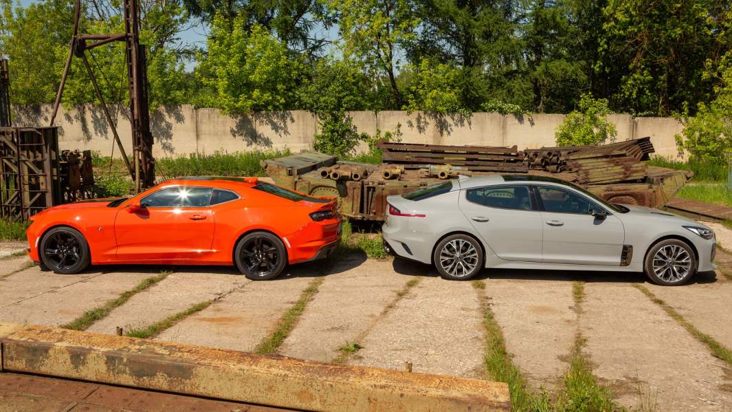 Chevrolet Camaro и Kia Stinger