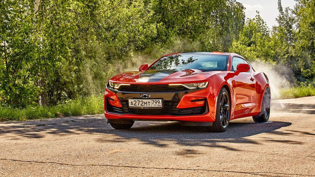 Даже с 2-литровым мотором Camaro умеет дымить резиной