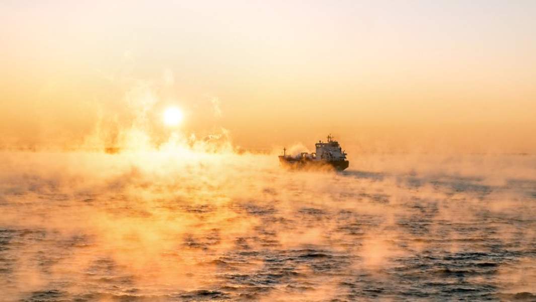 судно в балтийском море 