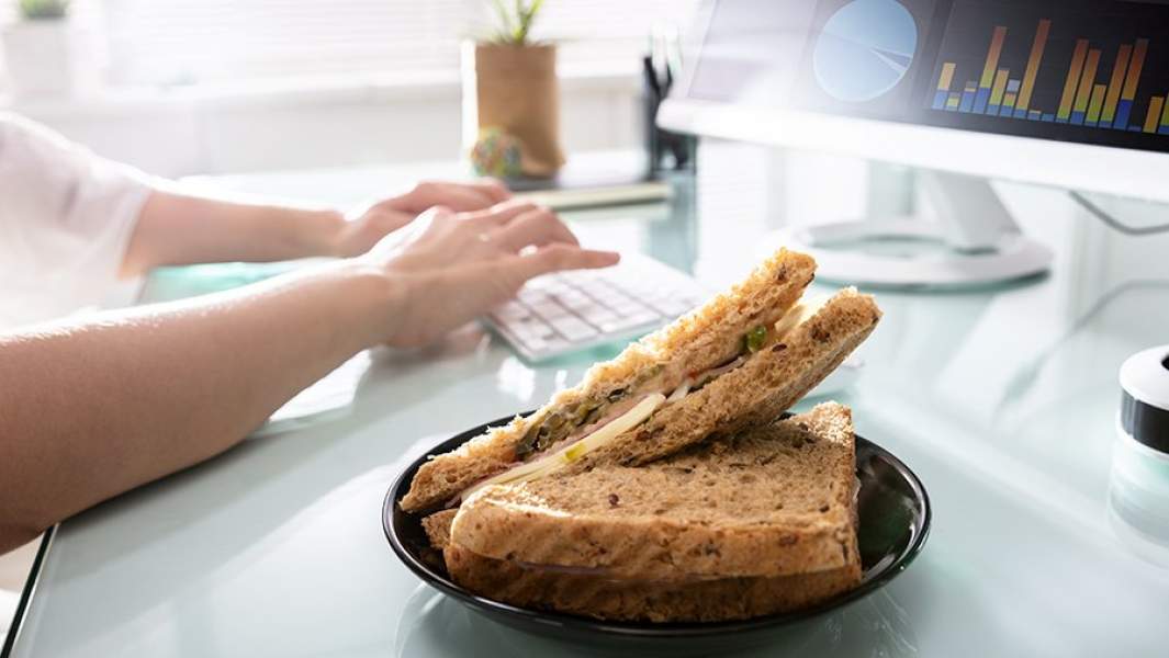 отравились сэндвичами в офисе