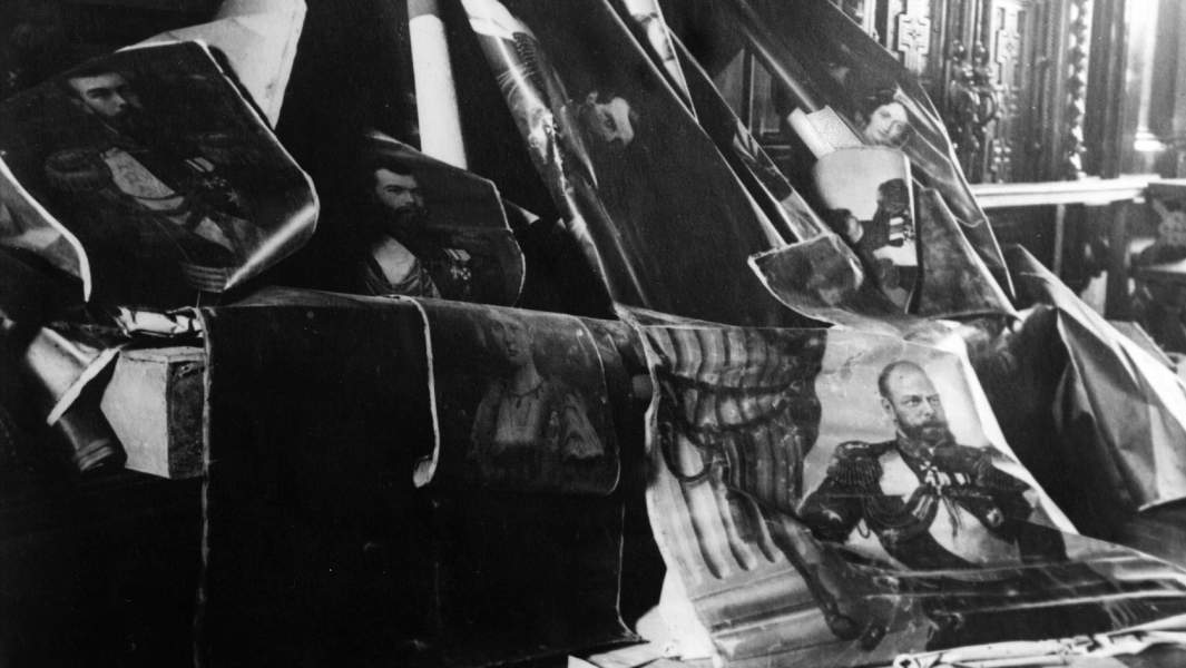 Портреты русских царей, которые были сорваны со стен во время русской революции 1917, 1917 годов. Найдены в собрании Государственного музея революции, Москва.