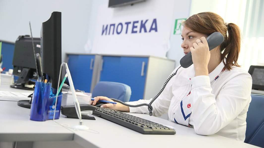 Женщина работает за компьютером в банке