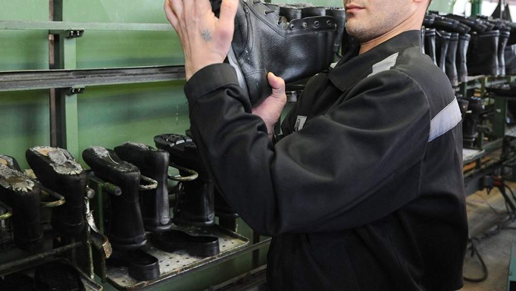 Линия по пошиву обуви в одной из исправительных колоний 