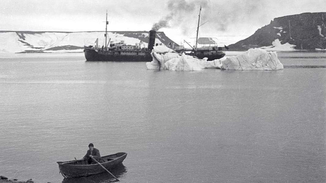 Арктический корабль "Малыгин" в бухте Тихой
