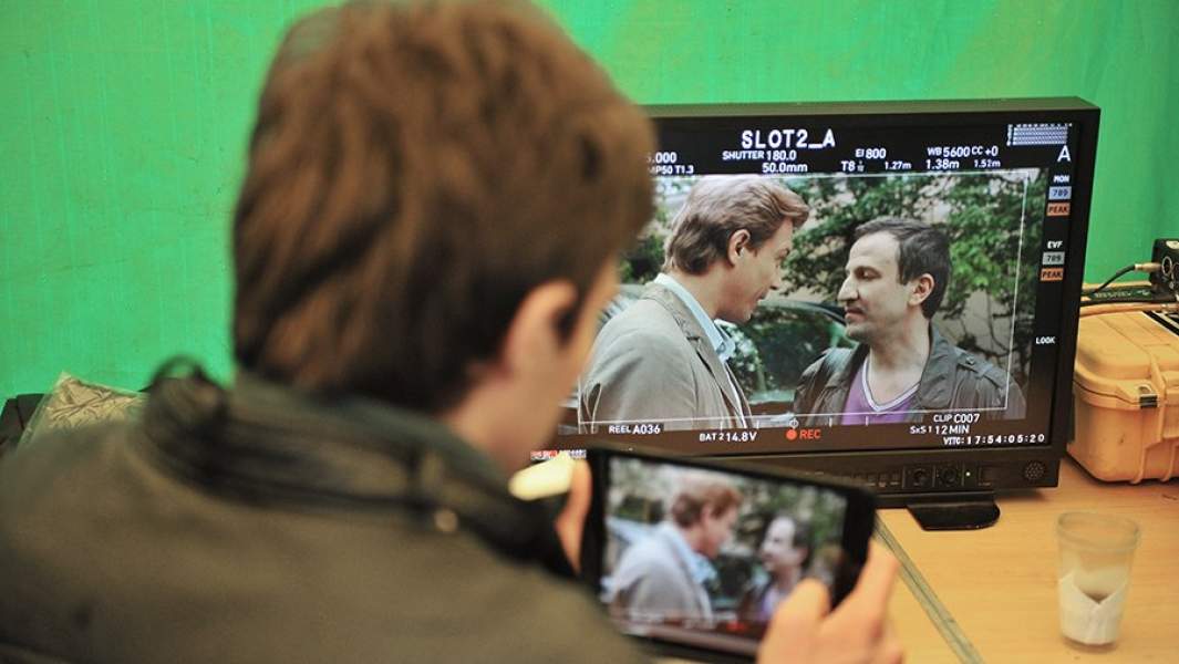монитор кино смотрит за съемочным процессом съемки фильма
