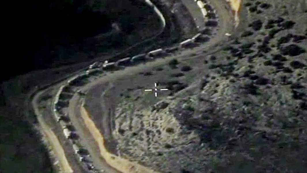 Пересечение сирийско-турецкой границы грузовиками с нефтепродуктами террористов (стоп-кадр с видео, опубликованного Министерством обороны РФ на своем официальном канале в YouTube)