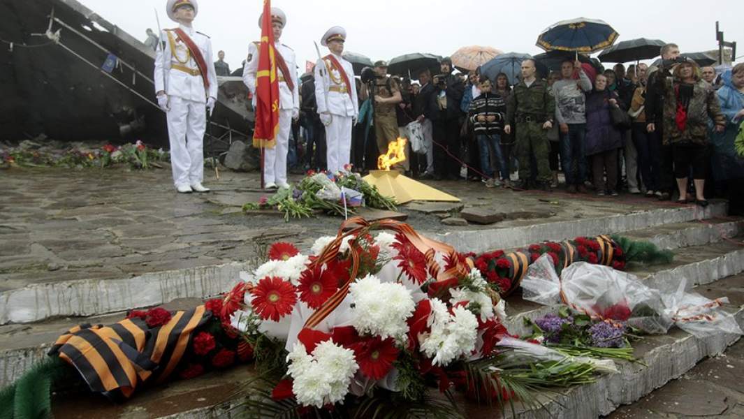 Жители ДНР и военнослужащие во время торжественных мероприятий, посвященных Дню Победы, на Саур-Могиле в Донецкой области